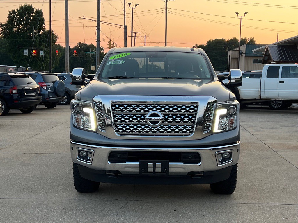 2019 Nissan Titan Image 2