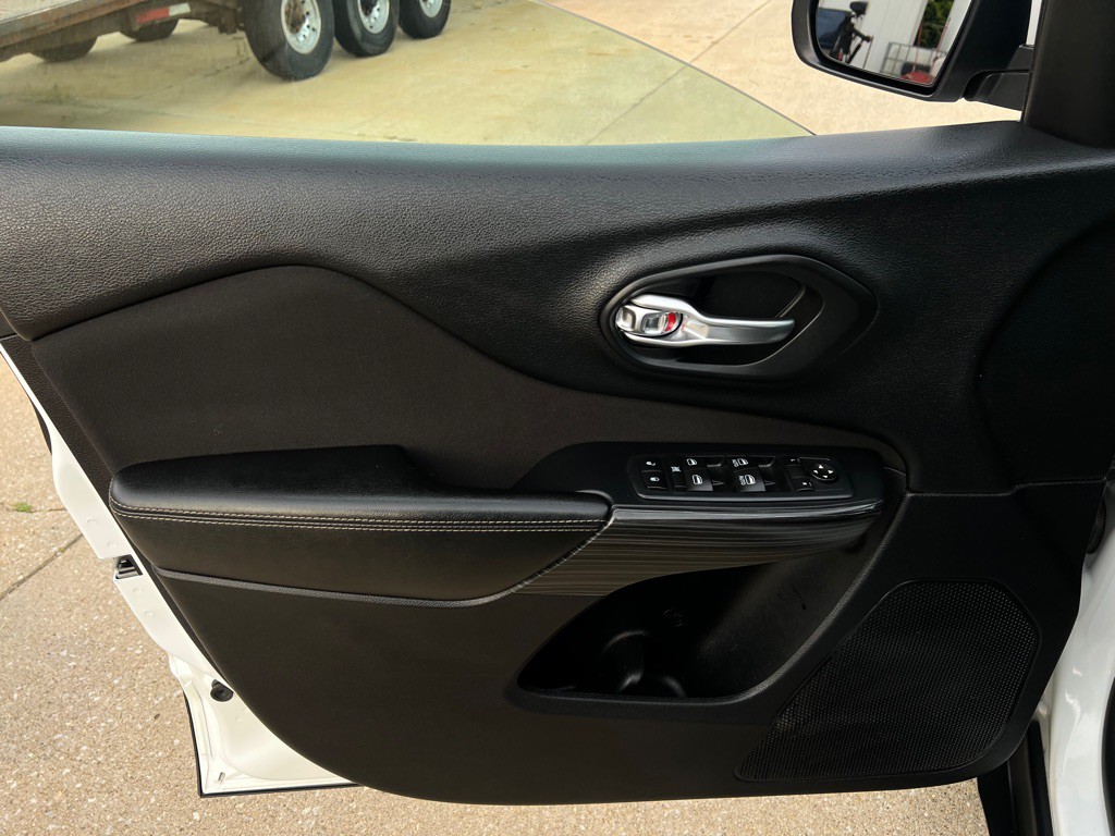 2017 Jeep Cherokee Image 14