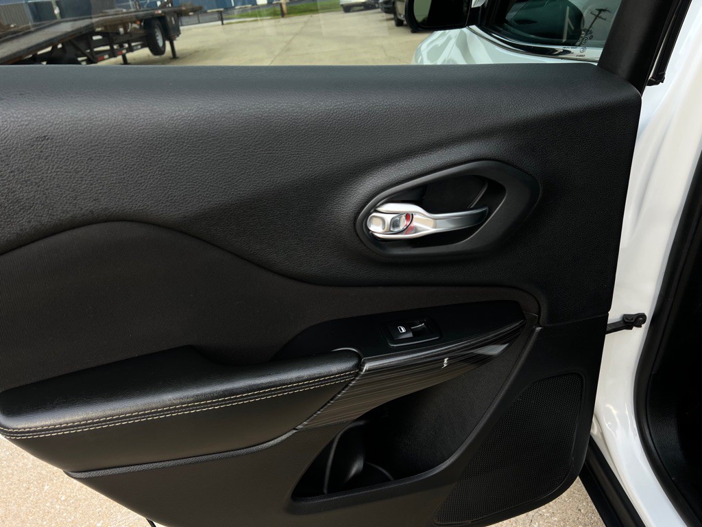 2017 Jeep Cherokee Image 24