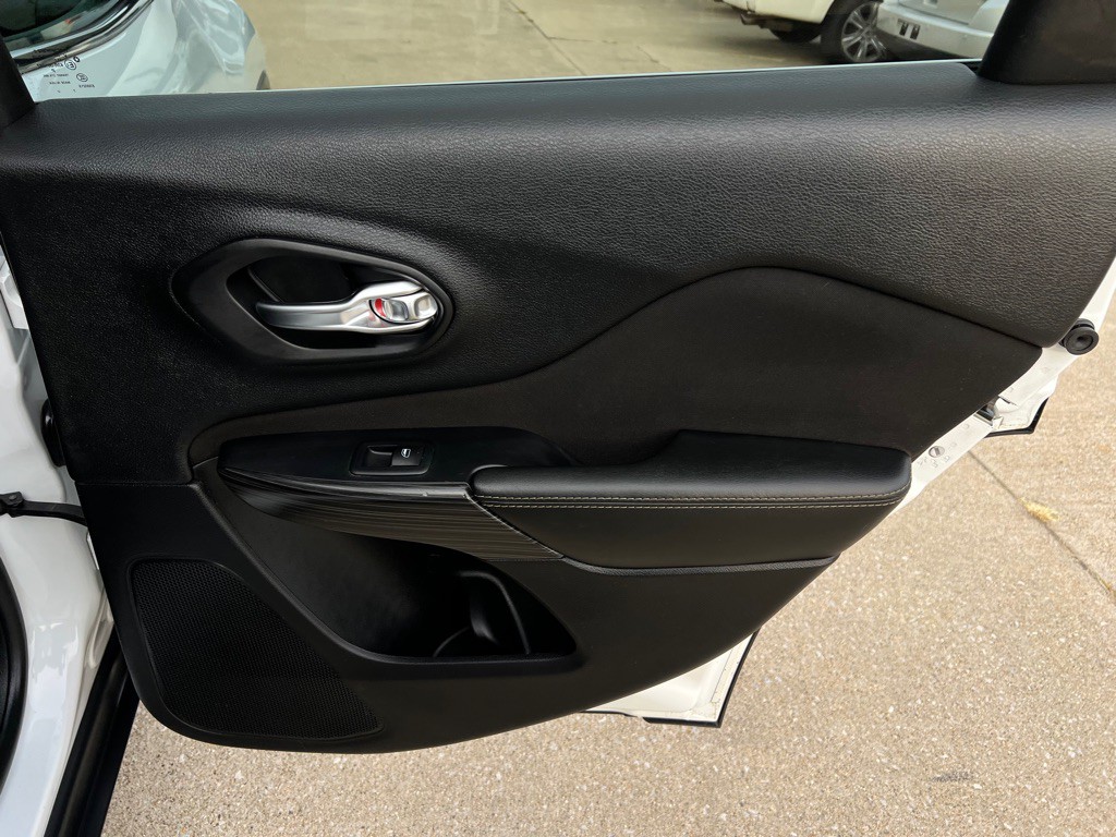 2017 Jeep Cherokee Image 29