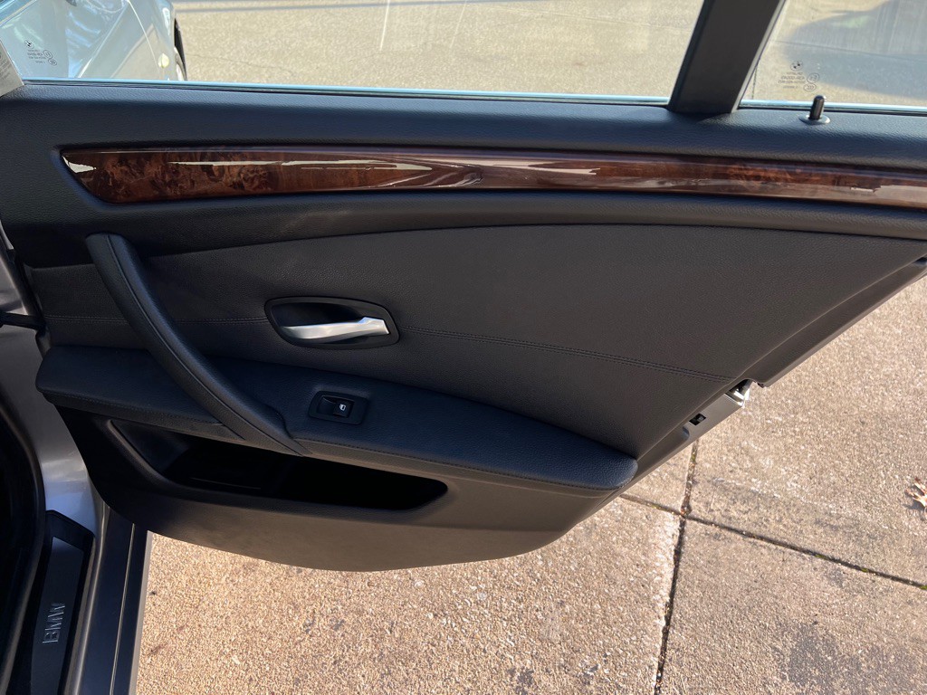 2010 BMW 5 Series Image 35