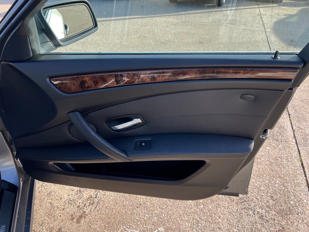 2010 BMW 5 Series Image 40