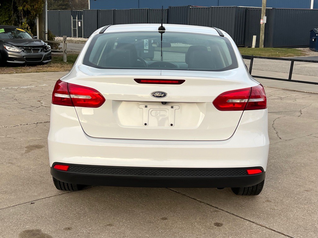 2016 Ford Focus Image 9