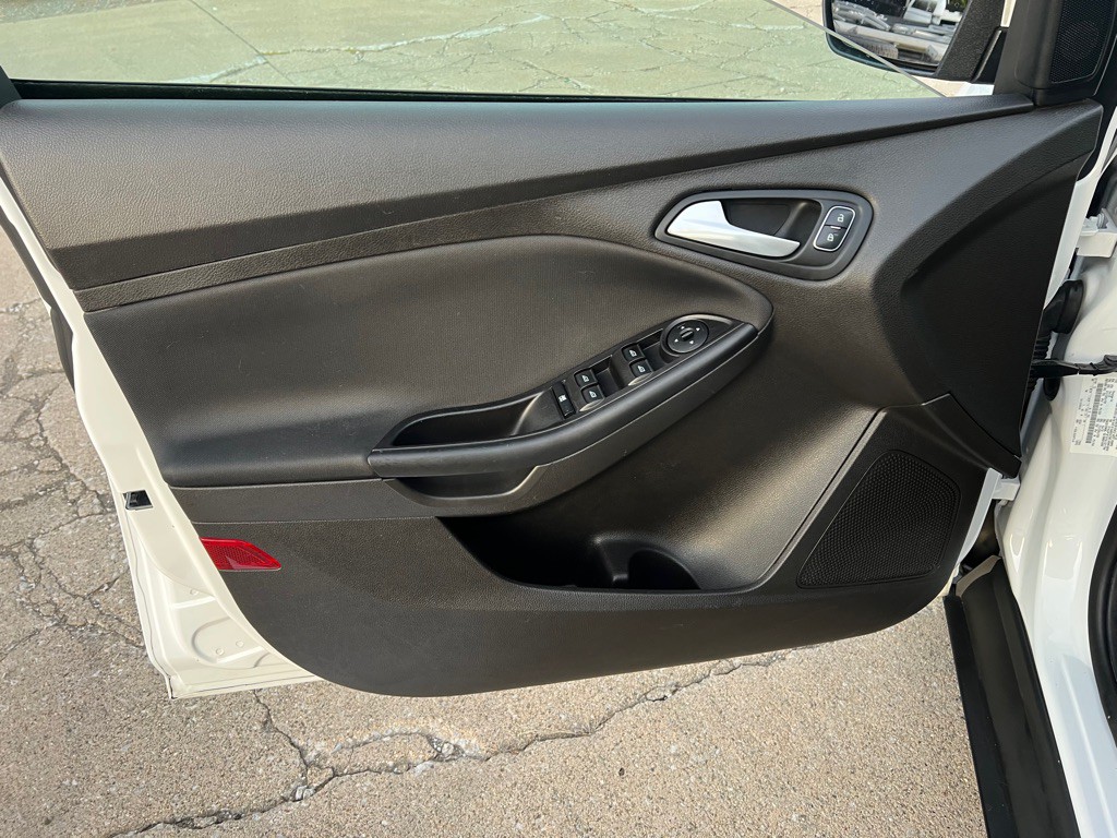 2016 Ford Focus Image 17