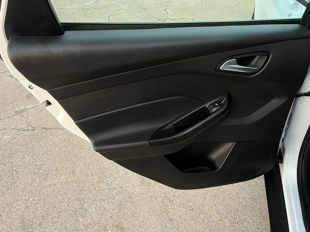 2016 Ford Focus Image 24