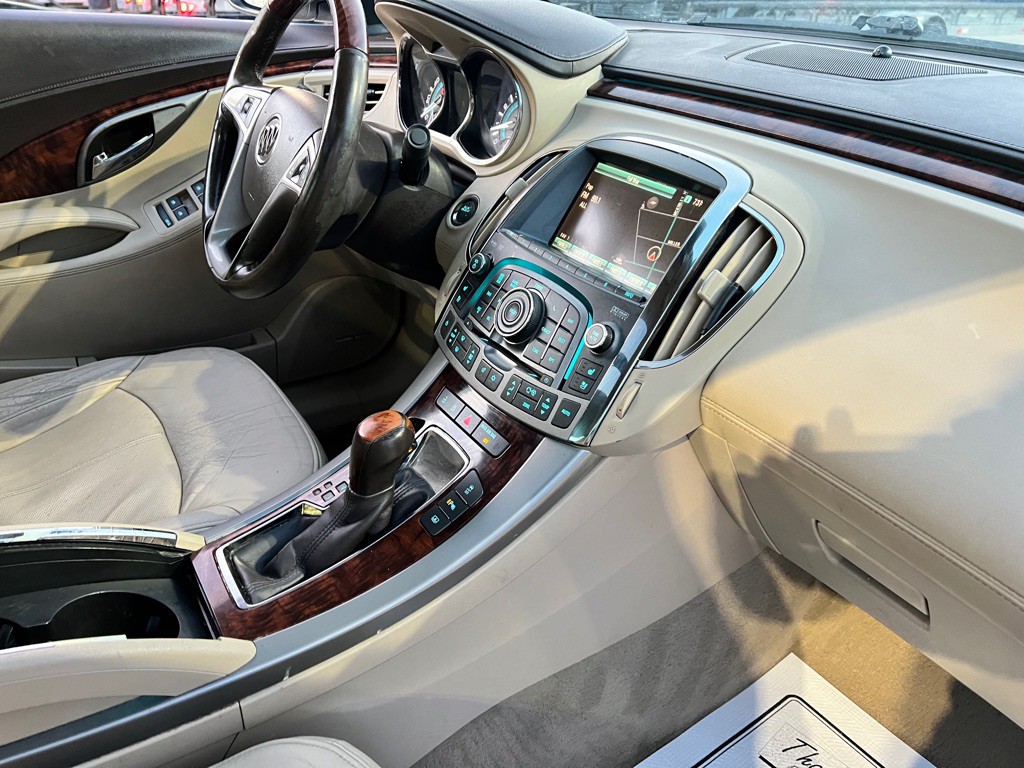 2011 Buick Lacrosse Image 32