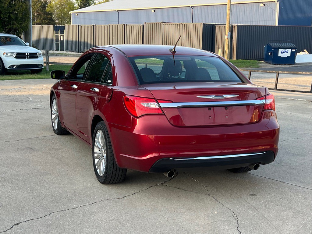 2013 Chrysler 200 Image 8
