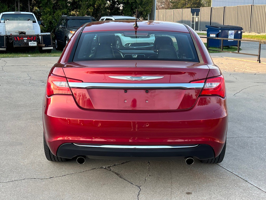 2013 Chrysler 200 Image 9