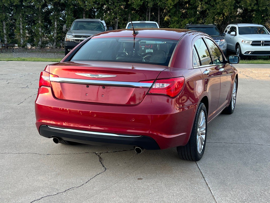 2013 Chrysler 200 Image 10