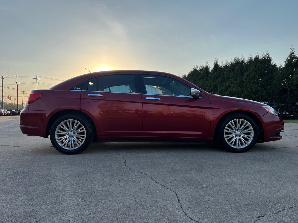 2013 Chrysler 200 Image 12