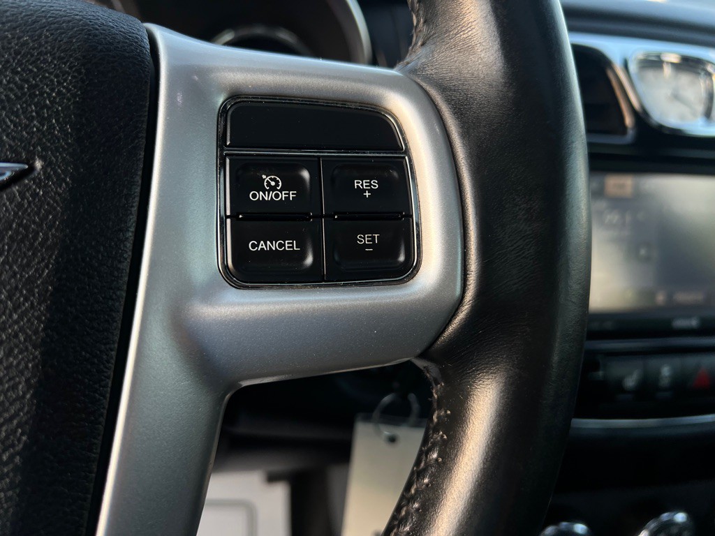 2013 Chrysler 200 Image 24