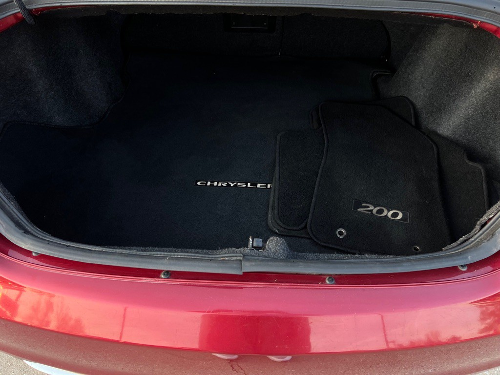 2013 Chrysler 200 Image 32