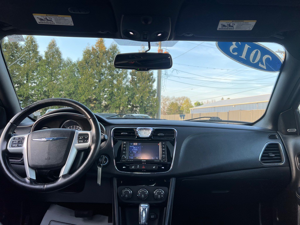 2013 Chrysler 200 Image 36