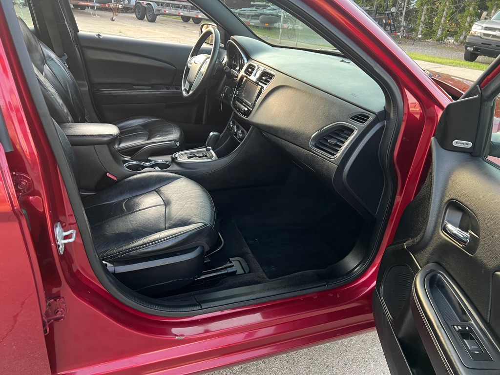2013 Chrysler 200 Image 38