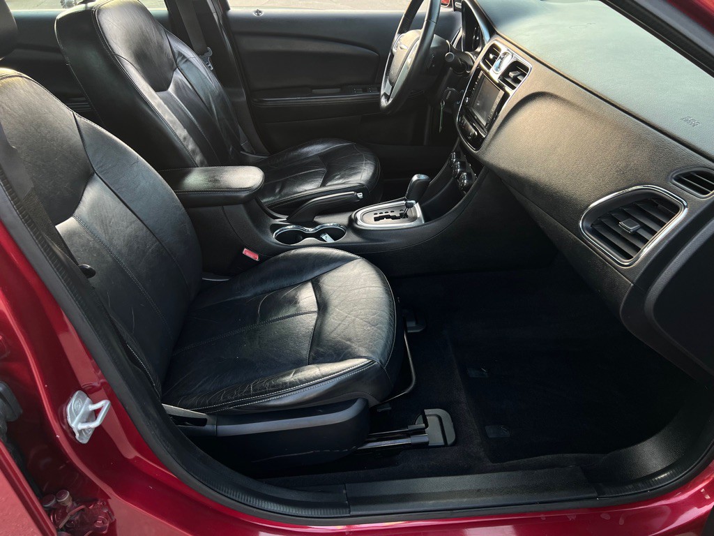 2013 Chrysler 200 Image 39
