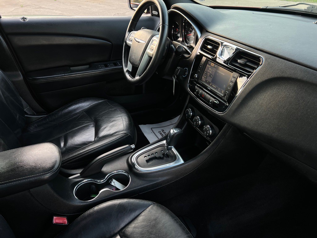 2013 Chrysler 200 Image 40