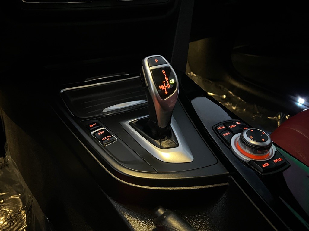 2013 BMW 3 Series Image 16