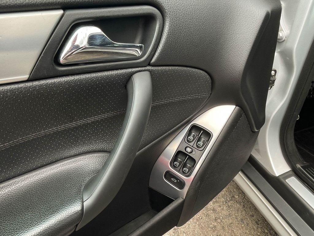 2006 Mercedes-Benz C-Class Image 16