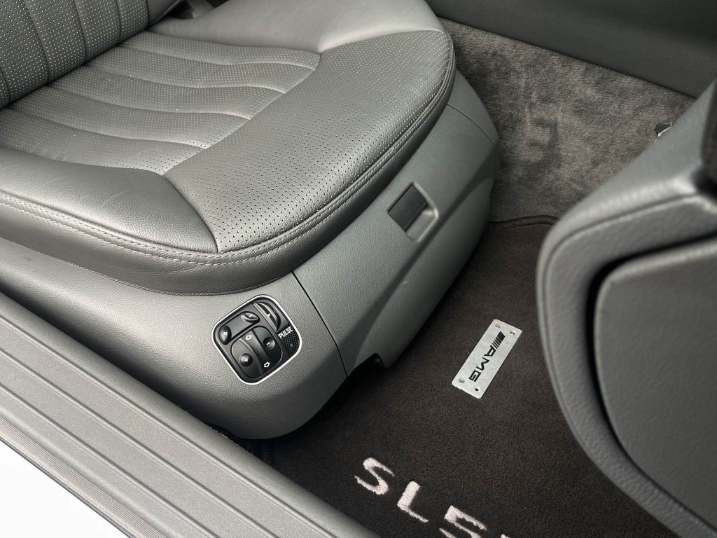 2004 Mercedes-Benz SL-Class Image 40