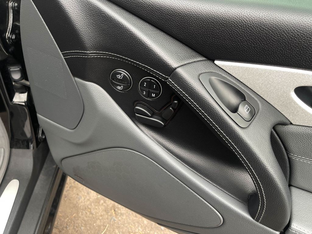 2004 Mercedes-Benz SL-Class Image 42