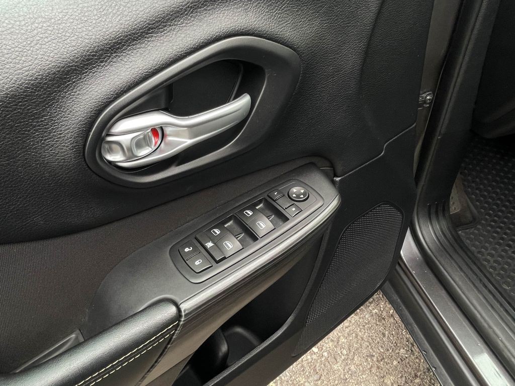 2016 Jeep Cherokee Image 16