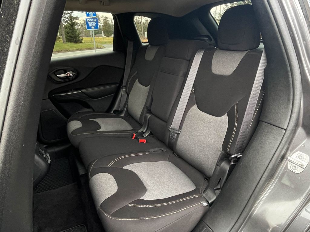 2016 Jeep Cherokee Image 32