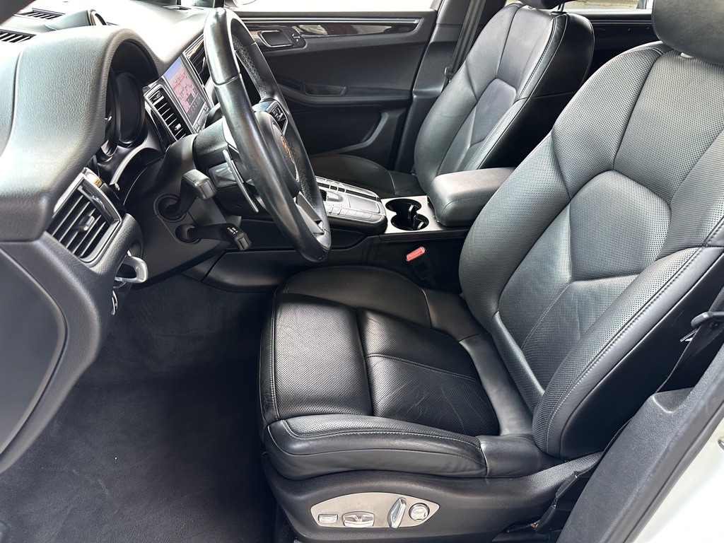 2017 Porsche Macan Image 11