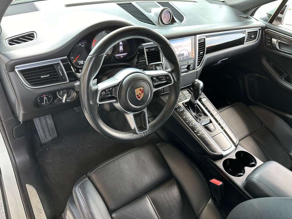 2017 Porsche Macan Image 12