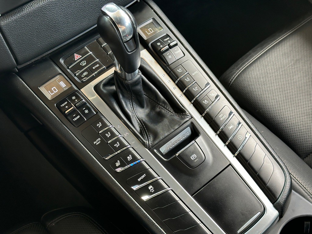 2017 Porsche Macan Image 16