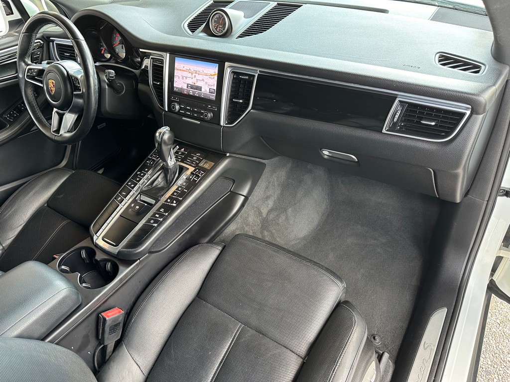 2017 Porsche Macan Image 25