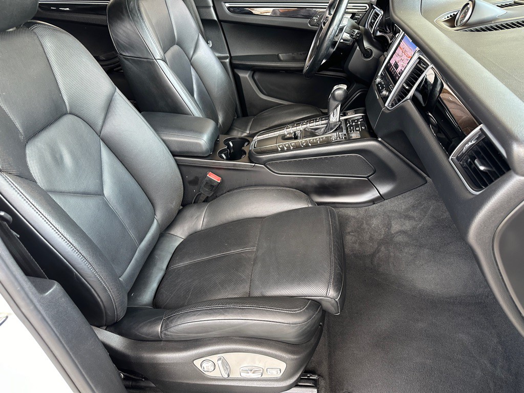 2017 Porsche Macan Image 26