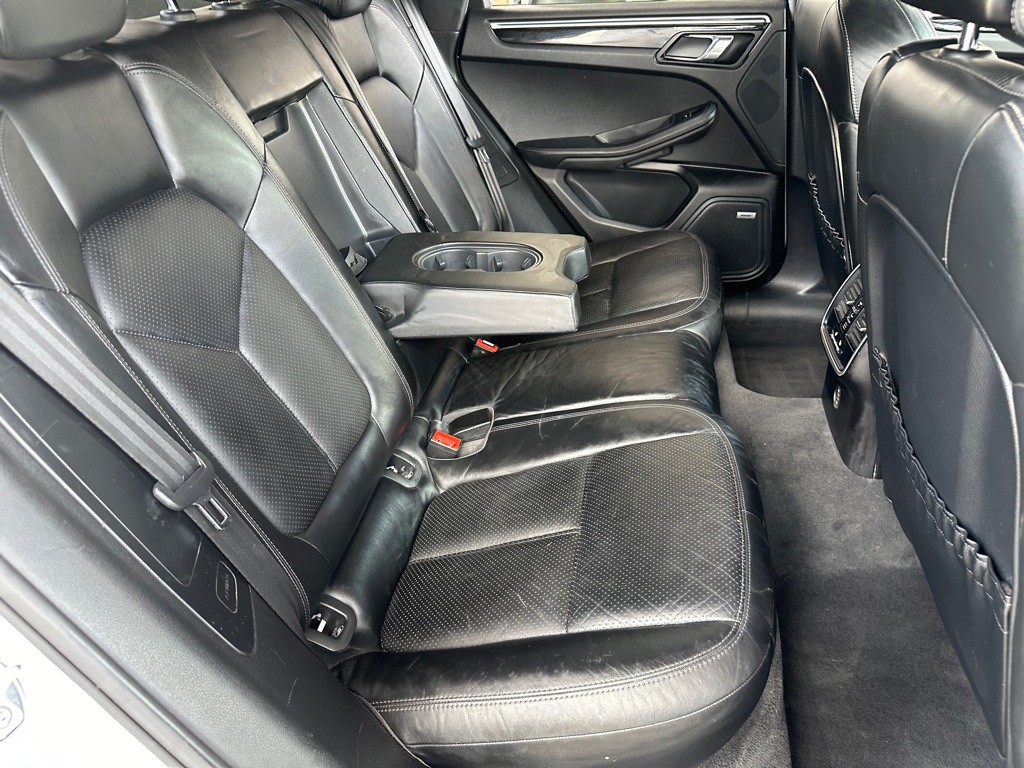 2017 Porsche Macan Image 28