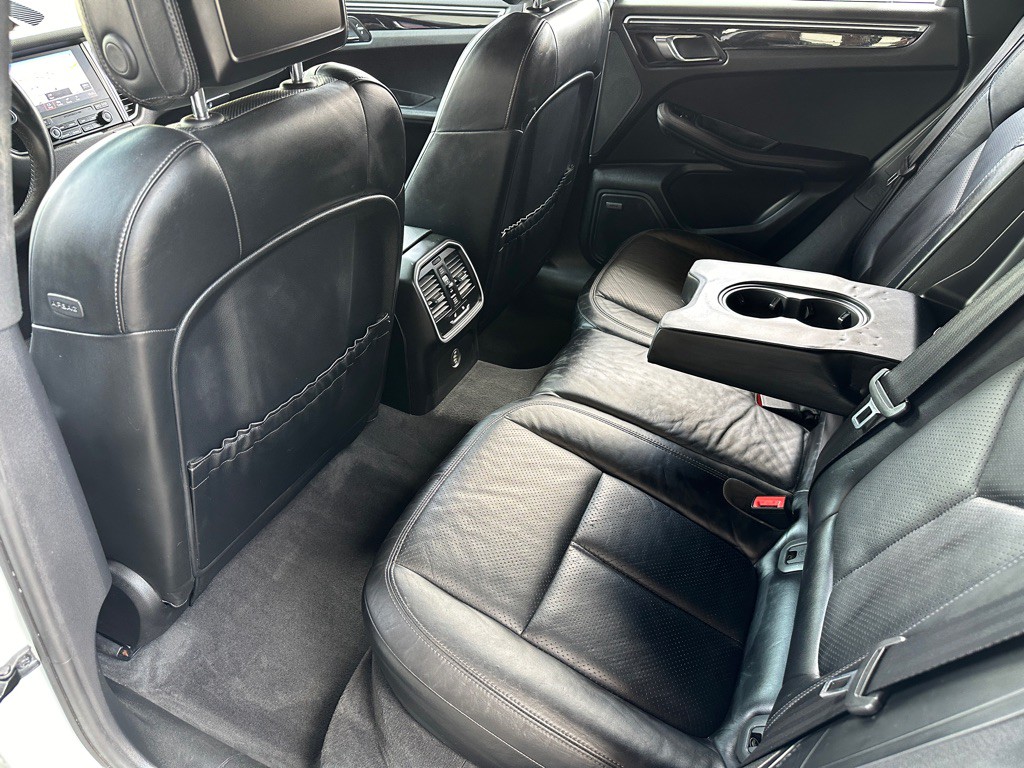 2017 Porsche Macan Image 29