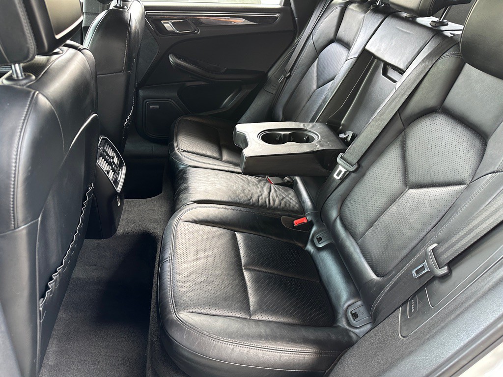 2017 Porsche Macan Image 31