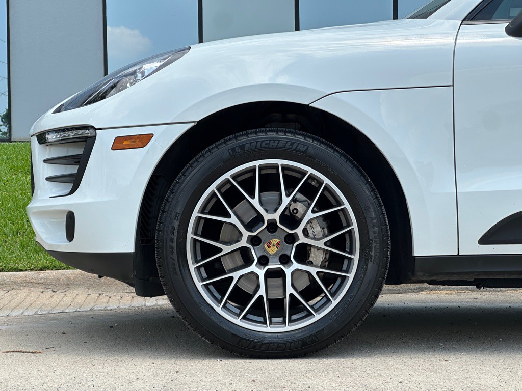 2017 Porsche Macan Image 35