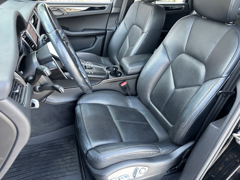 2017 Porsche Macan Image 11