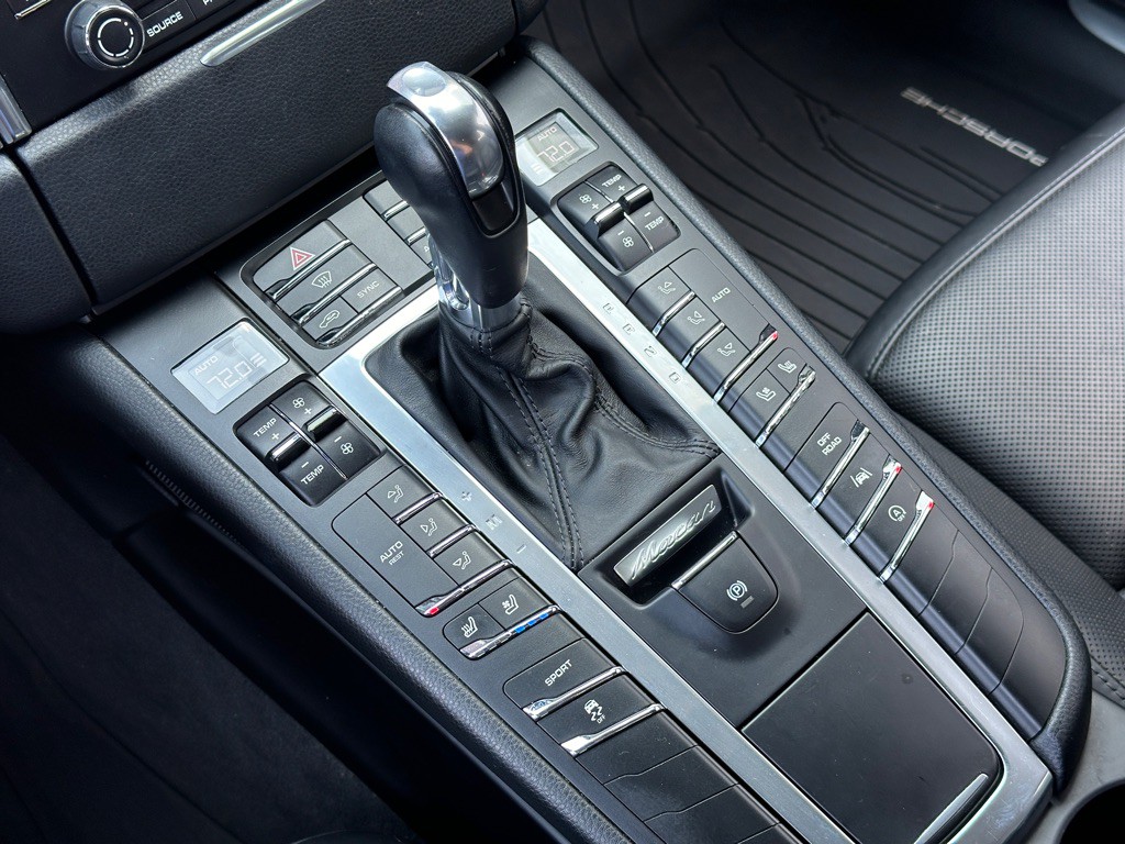 2017 Porsche Macan Image 16
