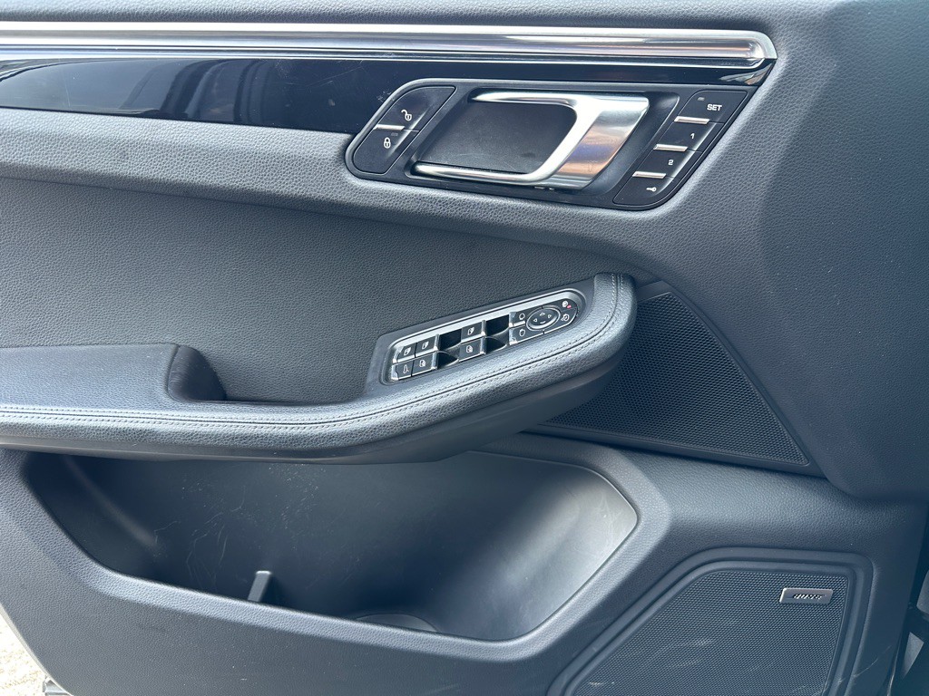 2017 Porsche Macan Image 18