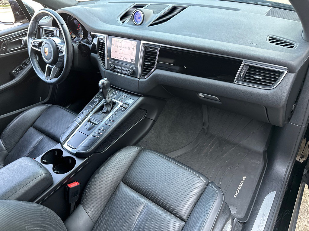 2017 Porsche Macan Image 24