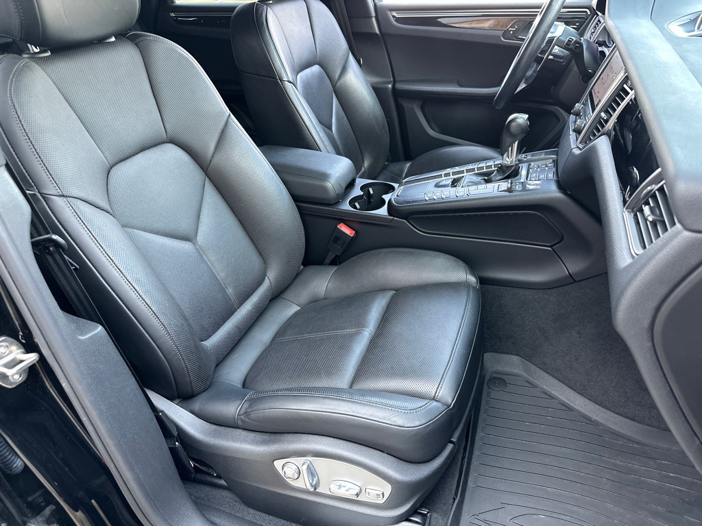 2017 Porsche Macan Image 25