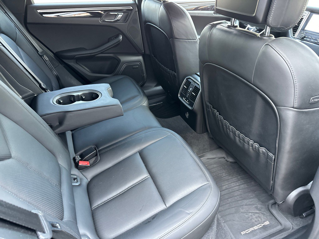 2017 Porsche Macan Image 26