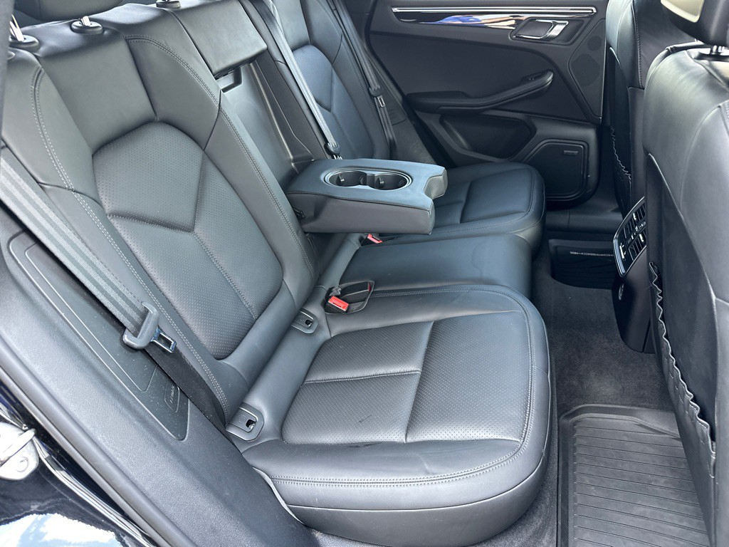 2017 Porsche Macan Image 27