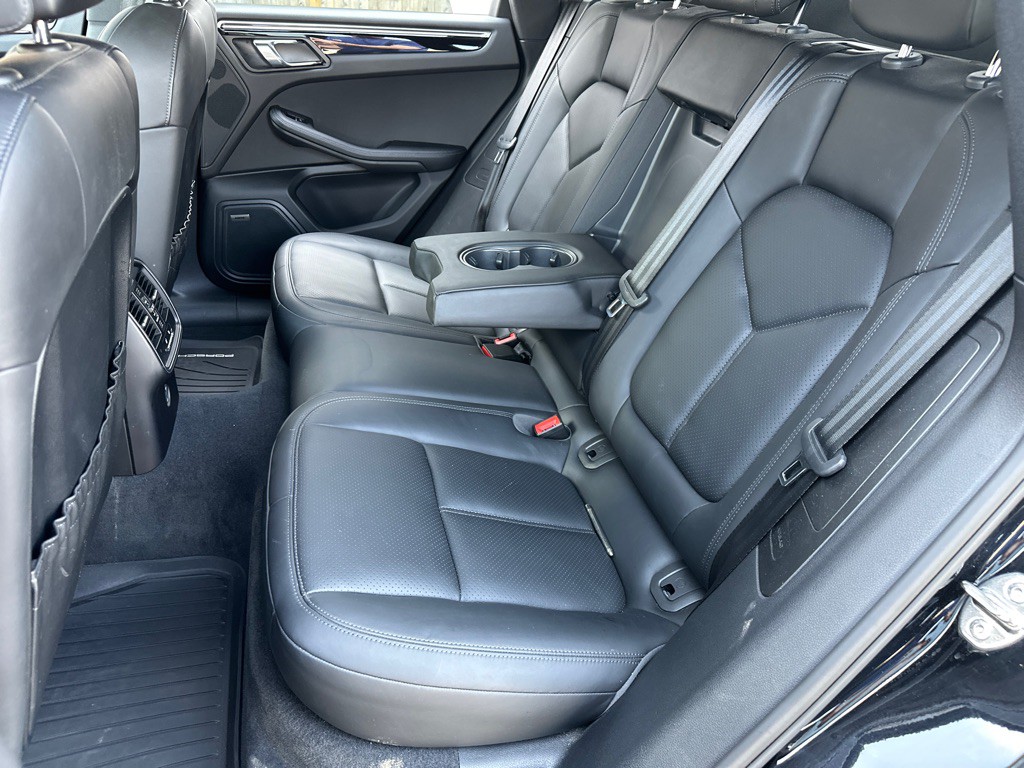 2017 Porsche Macan Image 30