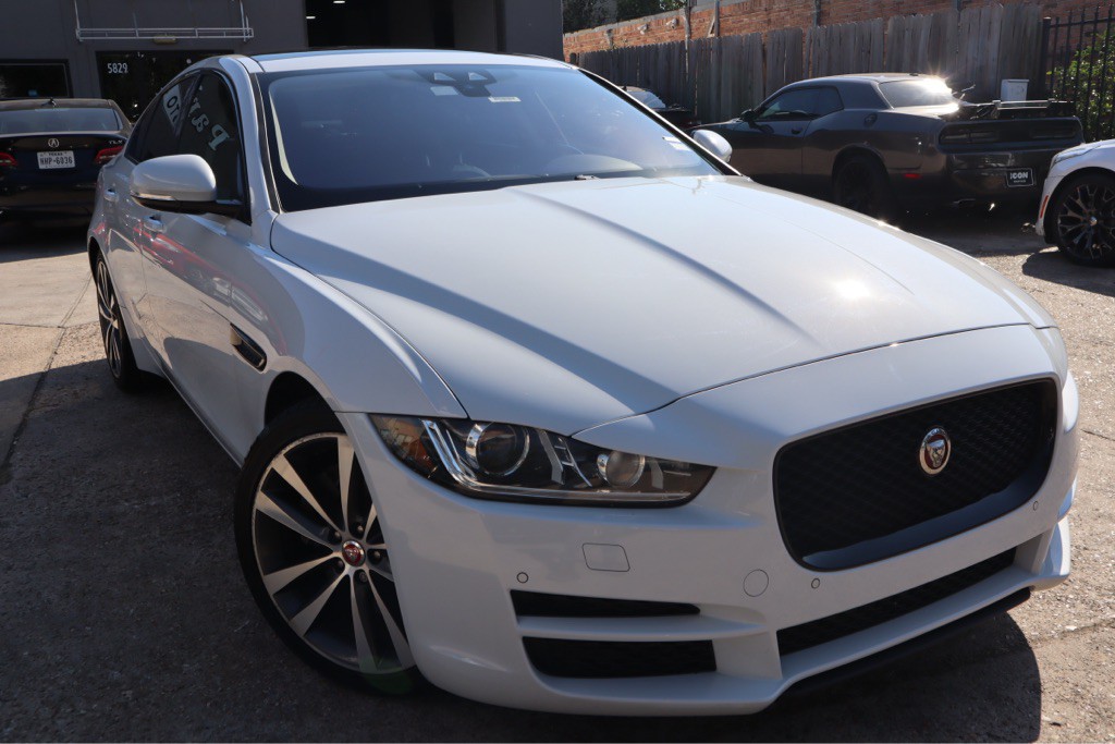 2017 Jaguar XE Image 2