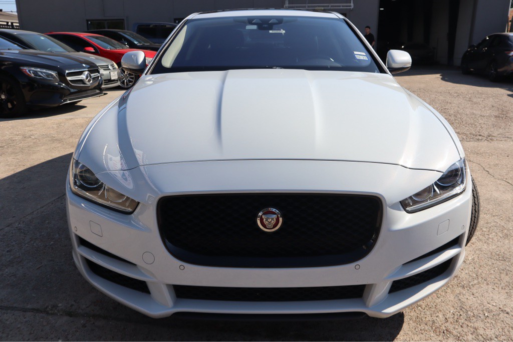 2017 Jaguar XE Image 3