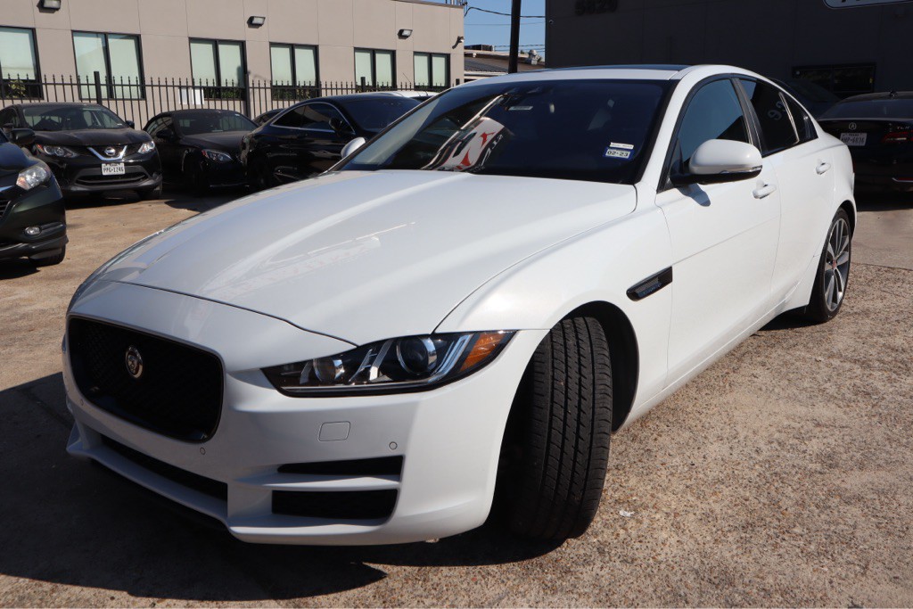 2017 Jaguar XE Image 4
