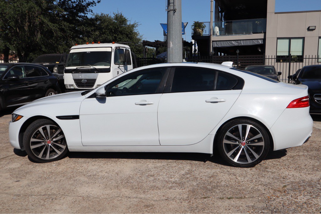 2017 Jaguar XE Image 5