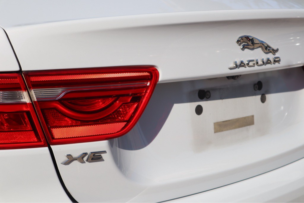 2017 Jaguar XE Image 6