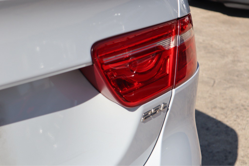 2017 Jaguar XE Image 7