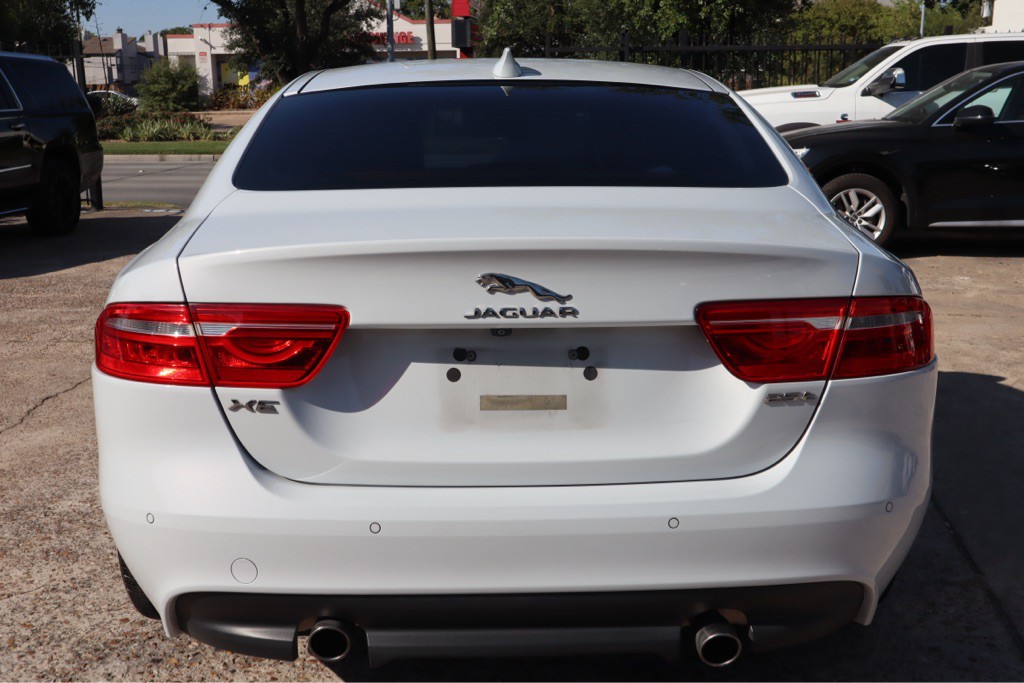 2017 Jaguar XE Image 8